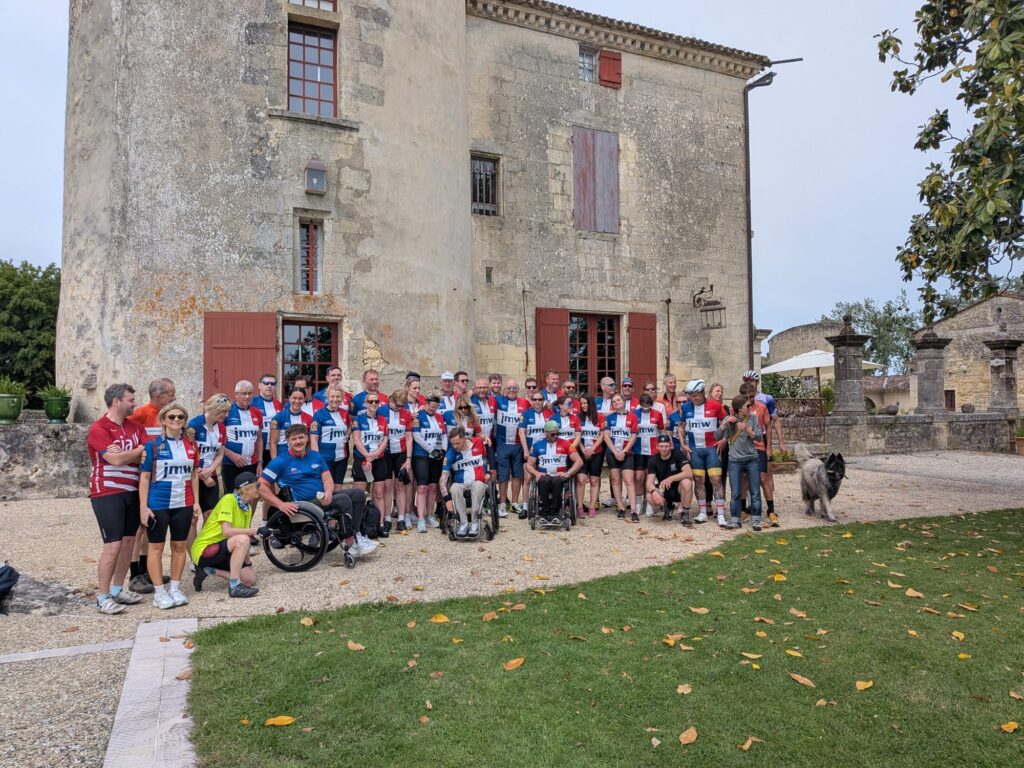 Whole cycle group outside a chateau